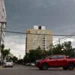 Tormentas y viento en aumento: así arranca la semana antes de que baje la temperatura