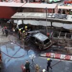 Tragedia en Bangkok: hay al menos ocho muertos y 35 heridos por el choque de un tren y un micro