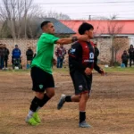No podrá volver a jugar: dura sanción al futbolista que agredió a un rival de Argentinos del Norte